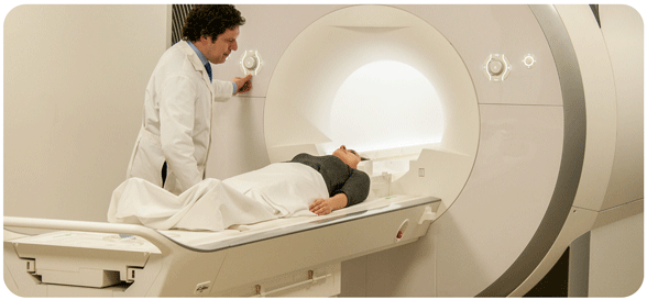 Researcher and participant at Prisma scanner